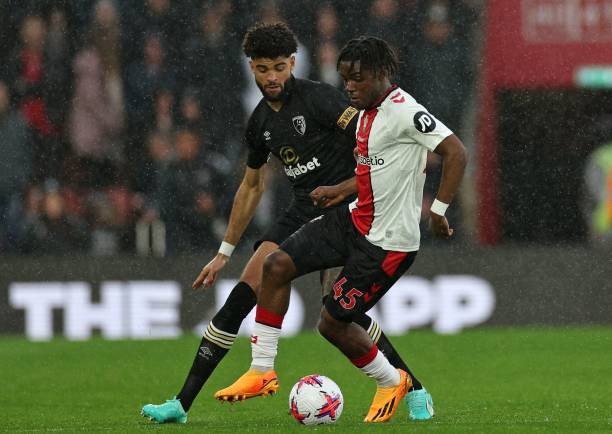 政治动荡不 政治动荡不